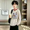 Camiseta de manga larga a rayas de retazos de algodón puro para niños 2026 primavera y otoño casual versátil camiseta base para niños y niños mayores moderna