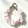 Fábrica grande de Yiwu verano nuevo estilo coreano exquisito hebilla plana scrunchie plisado cadena para teléfono colgante para teléfono llavero