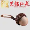 O pingente de durian de sândalo pode ser usado como um item decorativo para artesanato com tema de frutas, acessórios de carro, mesas de chá, salas de estar ou como um ornamento para casais para carregar por aí.