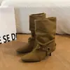 Botas de tacón de aguja de gamuza estilo Maillard con punta afilada y remaches, otoño 2026, botas de moda versátiles y elegantes para mujer, estilo retro, corte ajustado, hasta la mitad de la pantorrilla