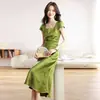 Foto Real del Vestido de Verano 2026 Nuevo Original Cortado al Bies Verde Esmeralda Elegante Satén Jacquard Cuello Cuadrado Manga Corta