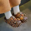 Chinelos de algodão infantis de inverno, quentes e forrados com fleece, impermeáveis, estampa de leopardo, para bebês e crianças pequenas, antiderrapantes, com design de calcanhar fechado