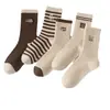 Meias femininas de outono e inverno, comprimento até o meio da panturrilha, meias femininas japonesas de cor sólida com felpa, meias esportivas da moda ins na cintura, meias pretas e brancas