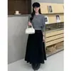 Atuendo Elegante de Principios de Otoño 2026: un Conjunto Completo de Prendas de Punto de Color Avena para Mujer, Camisa Base de Color Sólido y Conjunto de Top de Dos Piezas