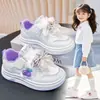 Zapatillas infantiles, zapatillas deportivas para niñas, nuevos estilos de primavera y otoño, zapatillas blancas para estudiantes, ligeras, suelas suaves, zapatos casuales para niños medianos y grandes.