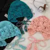 Gorro de punto hueco tejido a mano con borlas florales para mujer, adecuado para fotografía y viajes en el oeste de Sichuan, turbante elegante y único