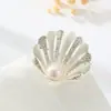 Broche Tridimensional de Vieira Estilo Oceano de Luxo Leve Feito de Liga de Cobre com Zircônia Microincrustada, Acabamento Escovado, Broche Feminino de Alta Qualidade e Requintado
