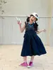 Vestido de Alça Floral e Xun para Meninas Verão 2026 Novo Vestido de Alça Jeans Azul Lavado Doce Legal Tendência Retrô