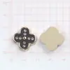 ABS estilo coreano blanco y negro trébol de cuatro hojas DIY pegamento de crema accesorios para joyería pequeños accesorios pendientes pasador de pelo agujero material para zapatos