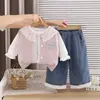 Conjunto de Roupas de Outono para Meninas 2026 Novo Estilo Moda Primavera e Outono para Bebês Versão Coreana Suéter com Letras Colete Conjunto de Três Peças Atacado