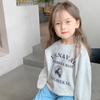 Moletom Feminino Primavera e Outono 2025 Novo Estilo Roupas Infantis Jaqueta de Veludo Infantil Tamanhos Médio e Grande Blusa Pulôver de Primavera Infantil