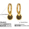 Accesorios para salidas de verano junto al mar con sentido de atmósfera: Pendientes de aro con colgante de concha chapados en oro de 18k de acero inoxidable para mujer