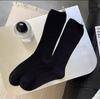 Calcetines blancos de tubo medio con etiqueta de tela pequeña de principios de otoño, calcetines japoneses apilados Jk con patrón vertical, suaves y combinables para uso exterior.