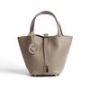 2025 Bolsa Explosiva Camada Superior Feminina Bolsa Cesta de Vegetais em Couro Bovino Bolsa Balde Versátil Bolsa Feminina em Couro Genuíno Bolsa de Mão de Luxo