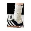 Calcetines largos a rayas y de lunares, modernos, dulces y lindos, para estudiantes, estilo coreano, perfectos para otoño e invierno, con etiqueta de tela y longitud hasta la mitad de la pantorrilla.