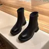 Botas femininas curtas 2026 outono e inverno estilo britânico, botinhas justas no tornozelo, populares e estilosas para rua, botas de algodão com forro de lã, que afinam