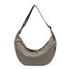 Bolsa de Ombro Leve Simples Estilo Dumpling Feminina 2025 Nova Versátil para o Dia a Dia Cor Sólida Bolsa de Ombro Design de Nicho Super Popular Bolsa Transversal