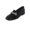 Sapatos femininos de couro pretos, novo modelo outono 2026, mocassins estilo faculdade britânica, sapatos femininos slip-on com strass requintados, modernos