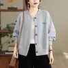 Cárdigan de punto de cuello redondo y manga larga para Otoño/Invierno 2026 con botones de corazón de color contrastante, chaqueta tipo béisbol de corte holgado para mujer