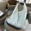 Nuevos bolsos de nailon para primavera y verano con bordados florales, que presentan un estilo dulce y encantador, adecuados para mujeres como bolsos de mano, bolsos de hombro o bolsos cruzados