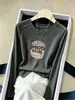 Elegante camiseta de manga larga con estampado de espina de pez para mujer, colección de principios de otoño 2026, favorecedor y elegante color gris, versátil diseño de cuello redondo