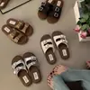 Sandálias femininas slip-on com sola grossa para uso externo, novo modelo de verão 2026, sandálias lazy estilo Birkenstock slip-on com fivela prateada