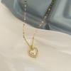 TikTok Venta Caliente Lujo Ligero Concha Incrustada de Diamantes Colgante de Amor Collar de Acero de Titanio para Mujer Joyería Popular de Moda Retro de Alta Gama