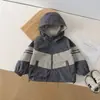 Chaqueta con capucha de retazos para niño Otoño 2026 Nueva Ropa Infantil Primavera y Otoño Top Deportivo para Niño Otoño