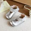 Sapatos de Couro para Meninas 2026 Primavera Sapatos Mary Jane Princesa Francesa para Bebês com Velcro Sola Macia Sapatilhas