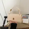 Bolsa pequena casual para mulheres, novo estilo 2026, simples e elegante, adequada para o dia a dia, bolsa quadrada pequena, moderna e descontraída, bolsa transversal