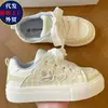 Tênis Estilosos Kitty Niche para Mulheres 2026 Novos Sapatos Brancos Versáteis Sapatos de Pão com Solado Grosso