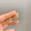 Aretes Minimalistas Únicos y Sofisticados con un Diseño Cuadrado Saturno, Versátiles y Elegantes