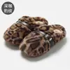 Pantuflas de felpa de algodón con estampado de leopardo para mujer, para usar en invierno al aire libre, con forro polar extra y interior engrosado, cálidas, antideslizantes, pantuflas peludas de suela suave para uso en casa
