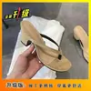 Chinelos de salto alto estilo francês, novos sapatos femininos para exterior verão 2026, chinelos de dedo com tiras finas super populares