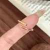 Anillo de Moda Tendencia en Tiktok Estilo Coreano Lujo Ligero Temperamento con Microincrustaciones de Diamante y Madreperla para Mujeres con un Toque de Alta Gama Que No Se Desvanece