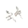Pendientes de clip para orejas con forma de serpiente para niñas sin perforaciones, pendientes de diseño de nicho para otoño e invierno, accesorios para orejas de diseño minimalista estilo europeo y americano de comercio exterior