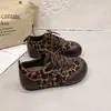 Zapatillas de entrenamiento alemanas para mujer que aumentan la altura, nuevo estilo otoño 2026, zapatillas con estampado de leopardo y suelas blandas, versátiles y casuales