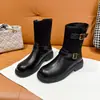 Novas Botas de Cavaleiro com Fivela de Cinto Estilo Britânico Outono 2026 para Mulheres, Botas Martin Pretas com Salto Grosso e Solado Espesso para Aumentar a Altura, Botas de Cano Curto Femininas
