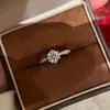 Anel Simples de Diamante Cintilante para Mulheres, Anel de Pedida com Seis Garras, Tamanho Ajustável, Luxo Leve, Nicho, Sensação de Alto Padrão, Moderno e Versátil