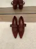 Primer Encuentro Ji Retro Zapatos Mary Jane Rojos Pequeños de Tira Única Tacón Bajo para Mujer Estilo Nuevo de Principios de Otoño con Falda Cuero de Temperamento Nicho