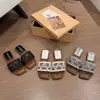 Estilo de hada con sandalias de verano antideslizantes de moda 2026, pantuflas planas plateadas de suela blanda para mujer, sandalias de una tira para exteriores