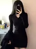 Vestido de punto negro con cuello en V ajustado para mujer, perfecto para llevar debajo de un abrigo en otoño e invierno, corte ceñido y extremadamente elegante, un gran vestido corto básico para el invierno