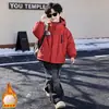 Chaqueta de Esquí Tres en Uno para Niños Otoño/Invierno 2026 Nuevo Estilo Fresco Atractivo Niño Forrada de Polar Engrosada Parka Estampada Tricolor