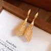 Pendientes colgantes con ganchos para orejas de encaje hueco de circón y perlas, pendientes de moda y exquisitos, lujo ligero con un toque de alta gama, diseño único y de nicho
