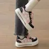 Tênis casuais femininos estilo coreano, com blocos de cores preto e rosa, respiráveis, de sola grossa, e mocassins versáteis leves retrô