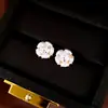 Brincos de flor com zircônia e pérola, agulha de prata banhada a ouro 18k real, brincos femininos de luxo leve e de alta qualidade, elegantes e estilosos