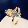 Anillo de Luz de Zirconia Incrustada en Oro Real Chapado en Cobre Transfronterizo Europeo y Americano Lujo Ligero Sensación de Alta Gama Anillo para el Dedo Joyería de Mano Versátil Fabricante Venta al por Mayor en Stock