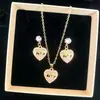 Conjunto de collar con colgante en forma de corazón y pendientes para mujer, con la inscripción LOVE y detalles de diamantes, un lujoso conjunto de joyería de dos piezas