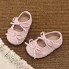 Sapatos de couro para meninas, novo modelo de outono com laço, sapatos de princesa para crianças, sapatos baixos para meninas pequenas, sapatos macios para bebês e crianças pequenas para meninas