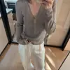 La nueva colección de principios de otoño de Dalan Source Sweater Factory incluye un top de punto hueco de manga larga para mujer, que es adelgazante y transpirable.